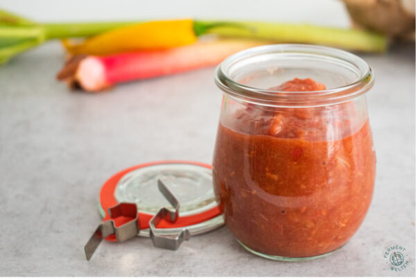 fermentierte-rhabarbersalsa-im-glas