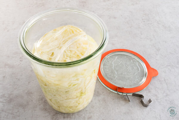 Sauerkraut-mit-fermentiergewicht-beschwert-in-weckglas